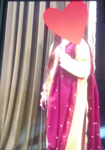 1 DAFA PEHNA HOWA HAI KAPRA SILK HAI 3 PCS HAI BOUQUET SE BANVAYA HAI