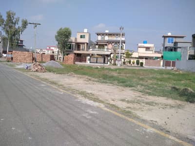 Prime Location 5 Marla Plot for Sale in E Block, Central Park Lahore