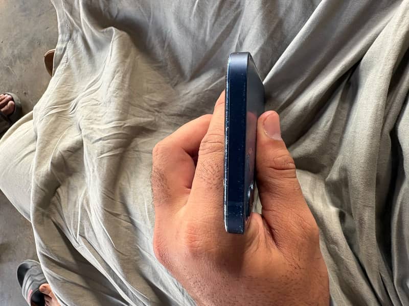 Apple iPhone 12 4