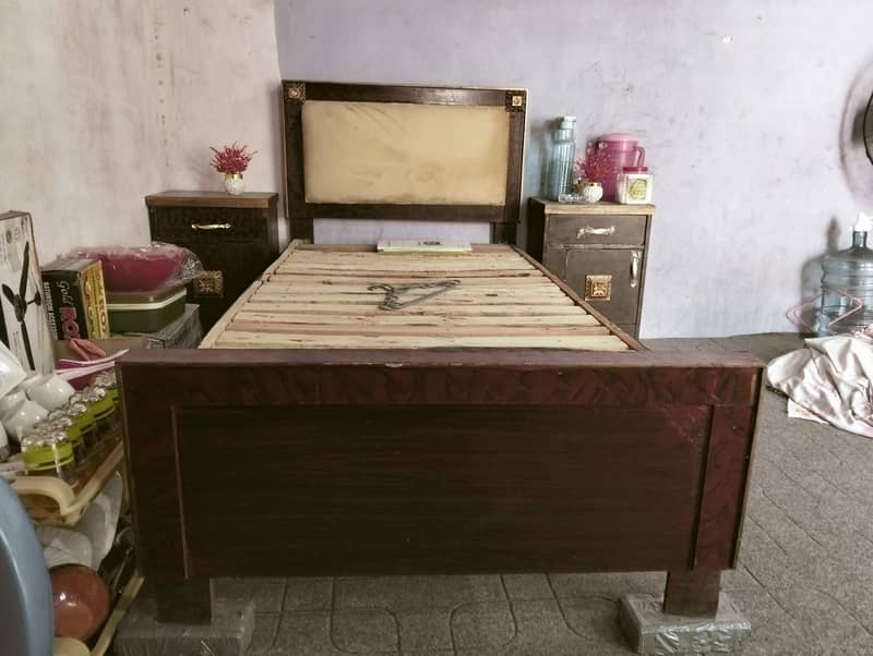 single bad side table dono 1