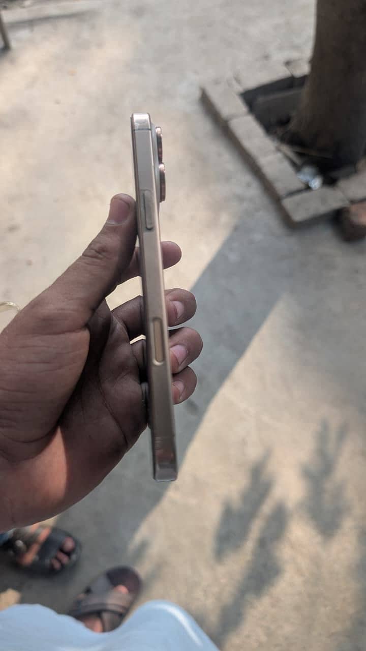 Apple iPhone 16 Pro Max 1