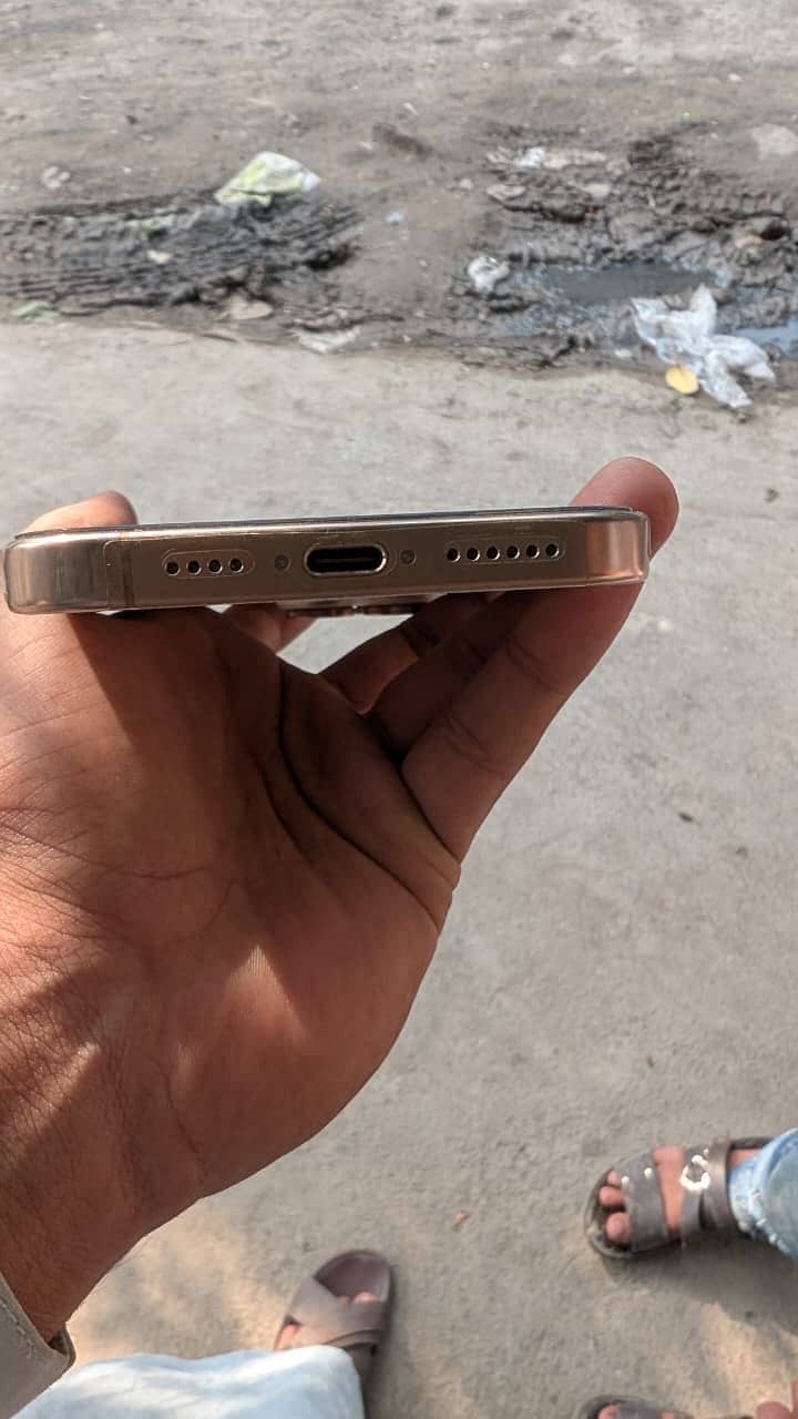 Apple iPhone 16 Pro Max 3