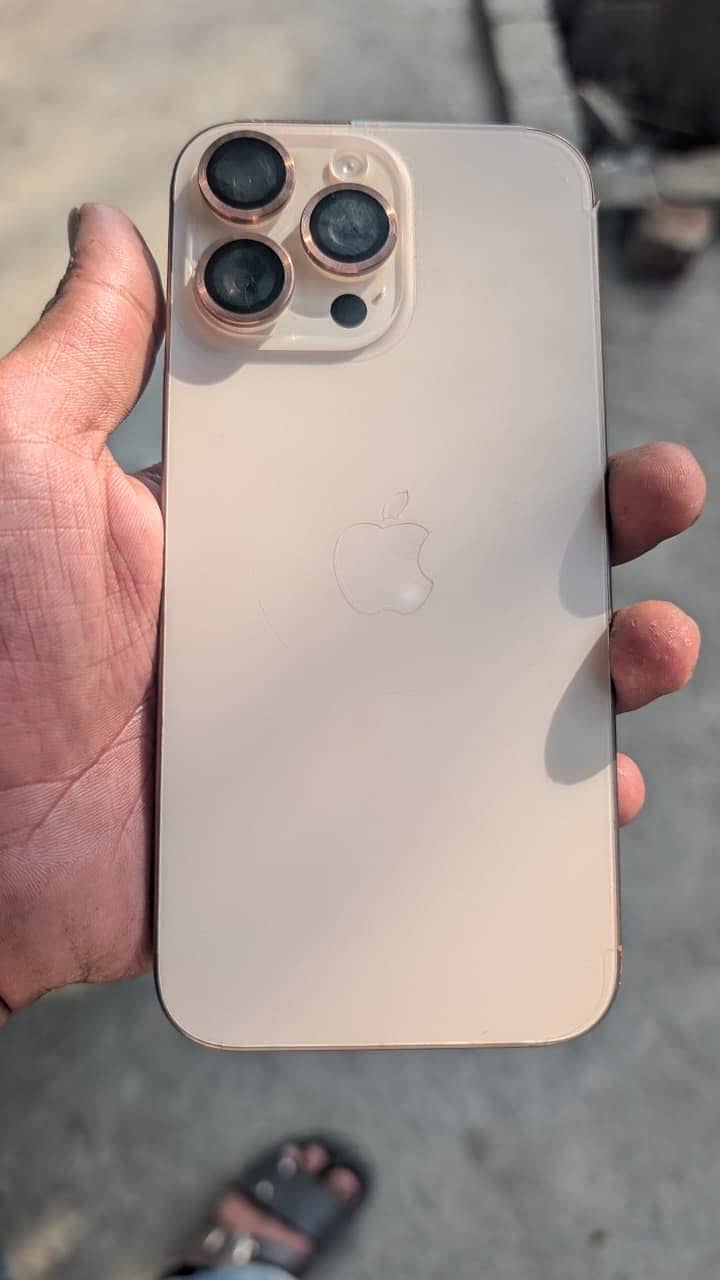 Apple iPhone 16 Pro Max 9