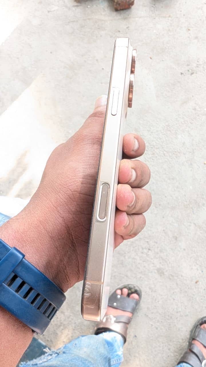 Apple iPhone 16 Pro Max 11