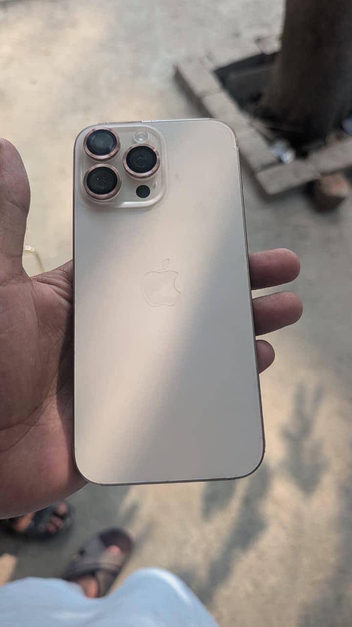 Apple iPhone 16 Pro Max 12
