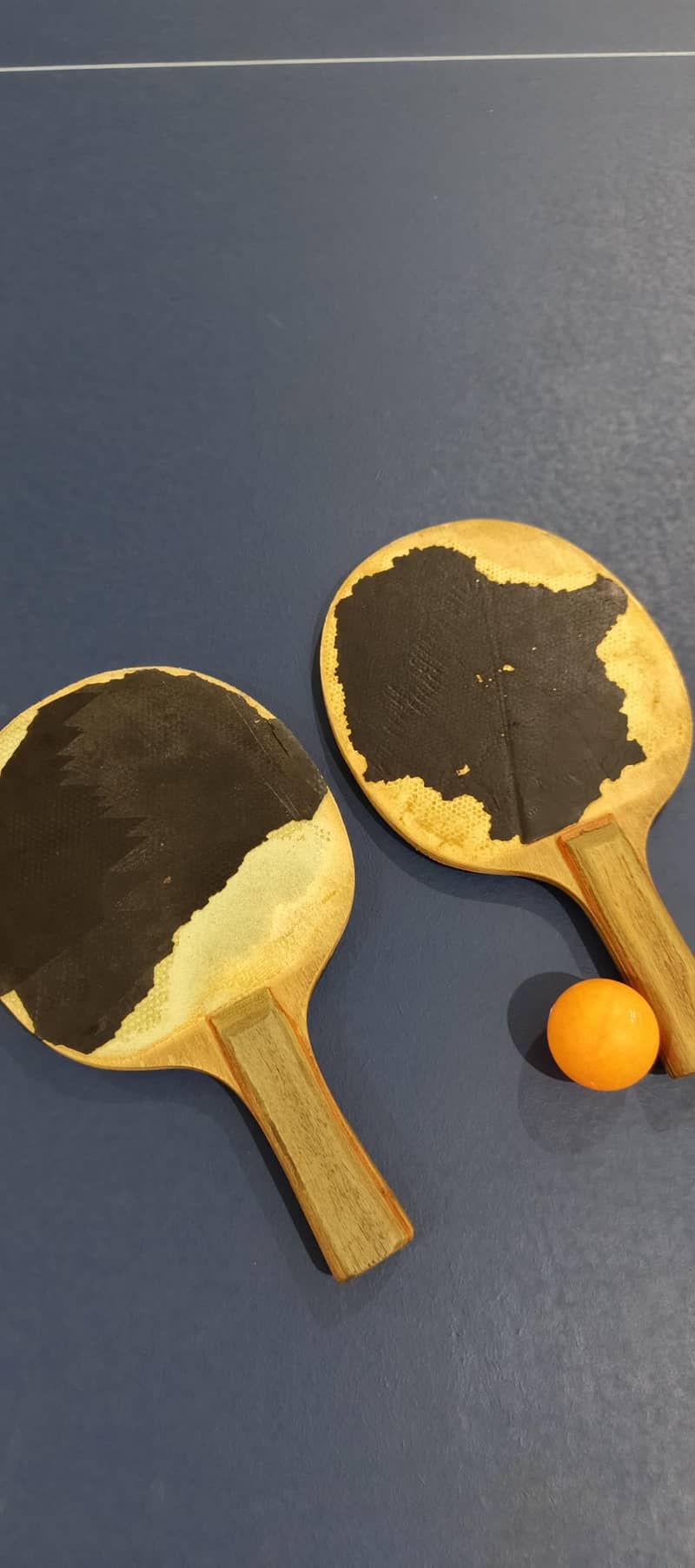Table tennis table, 2 rackets, ball 4