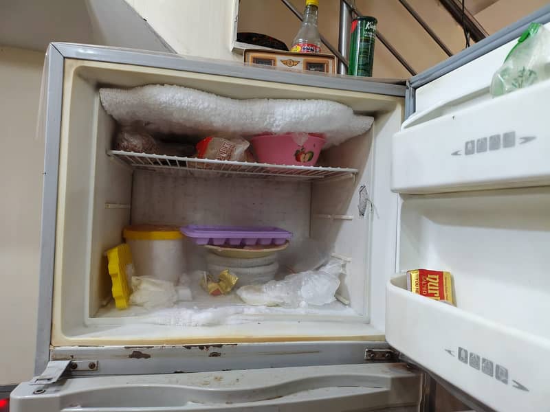 Dawlance Medium Size Fridge 0