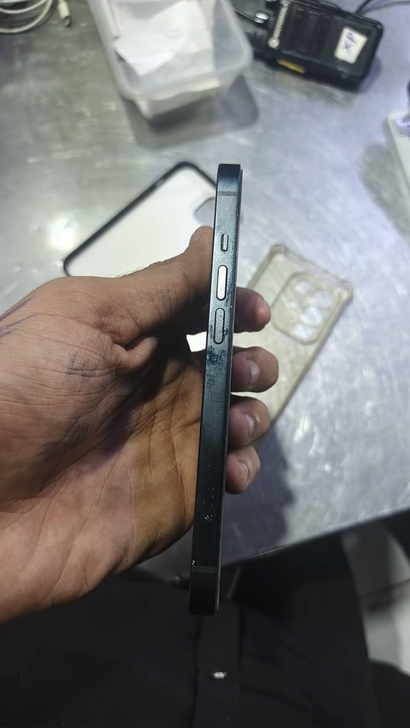 Apple iPhone 13 6