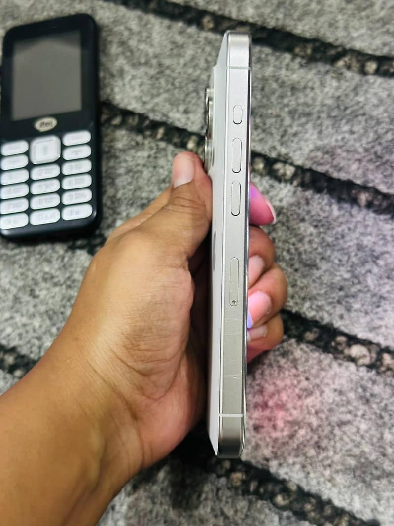 Apple iPhone 15 Pro 4