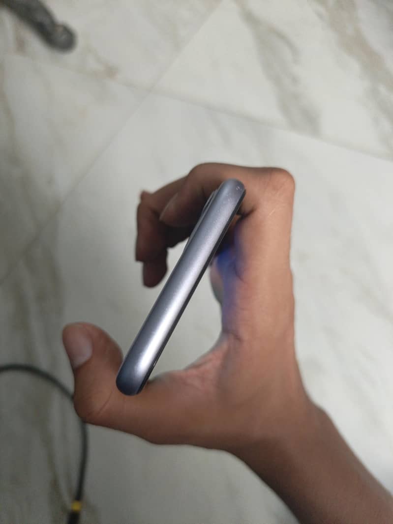 Apple iPhone 11 3