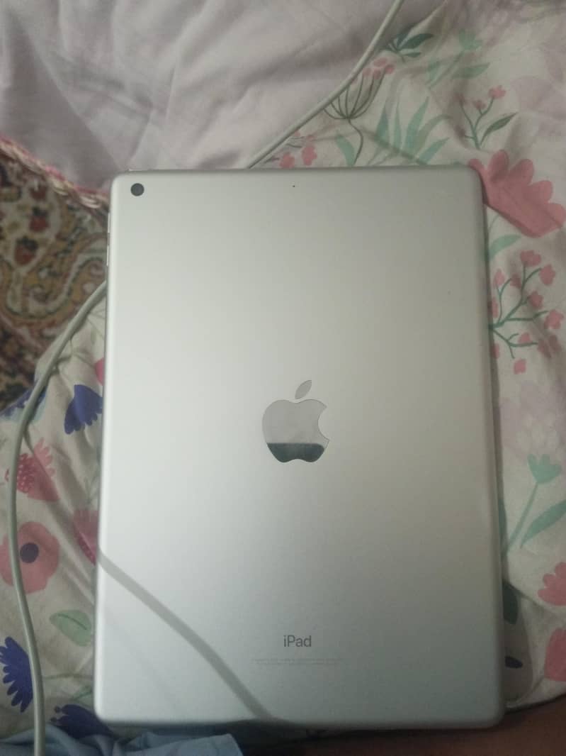 ipad 6th generation used with box 0