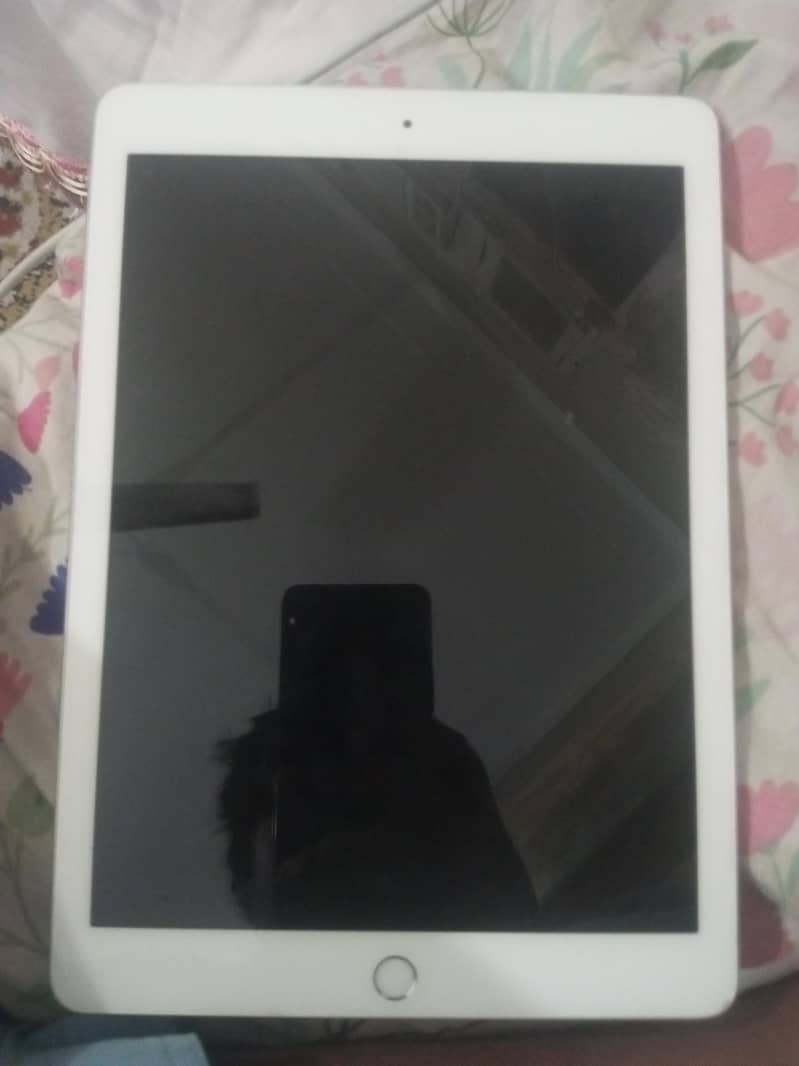 ipad 6th generation used with box 1