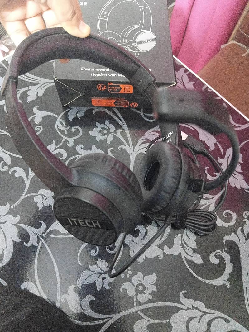 wired Itech telecom headphones 2