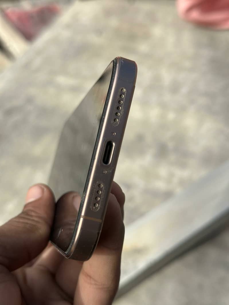 Iphone 16 pro max 4