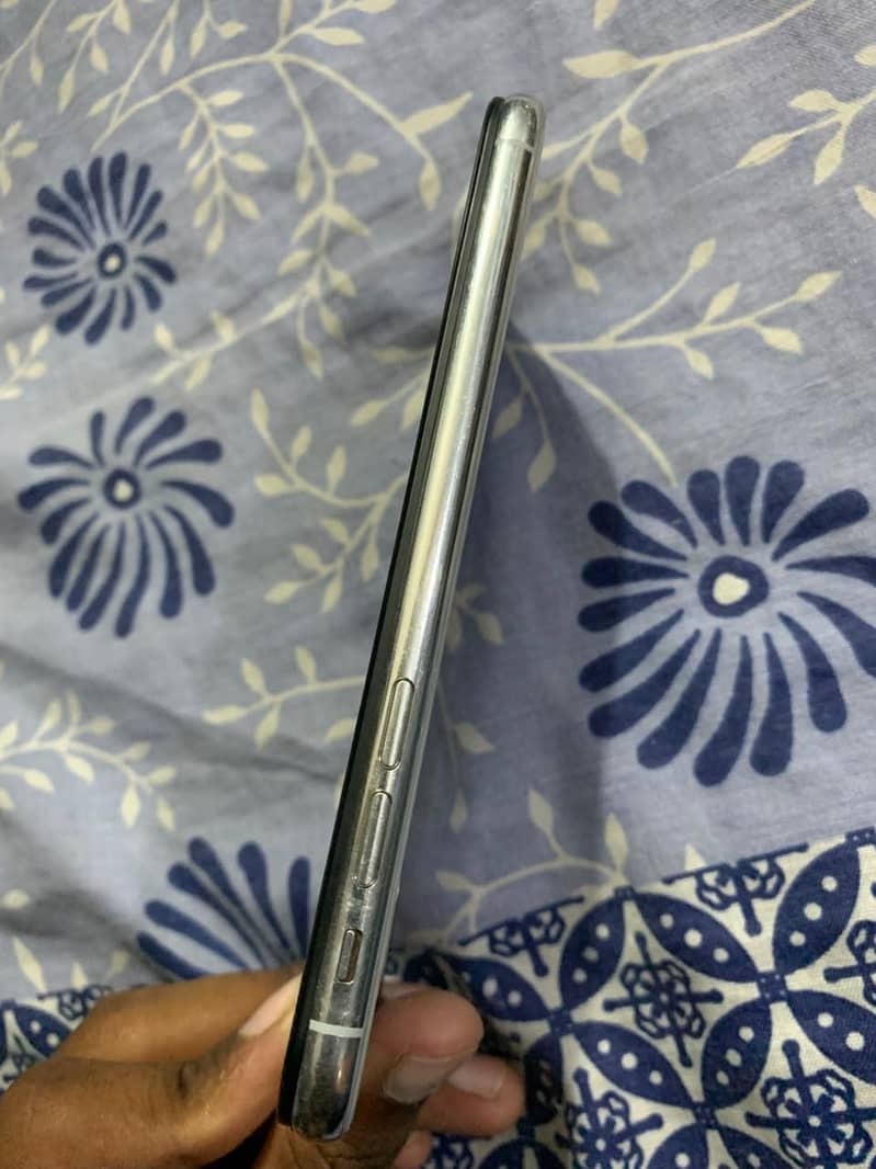 Apple iPhone X 4