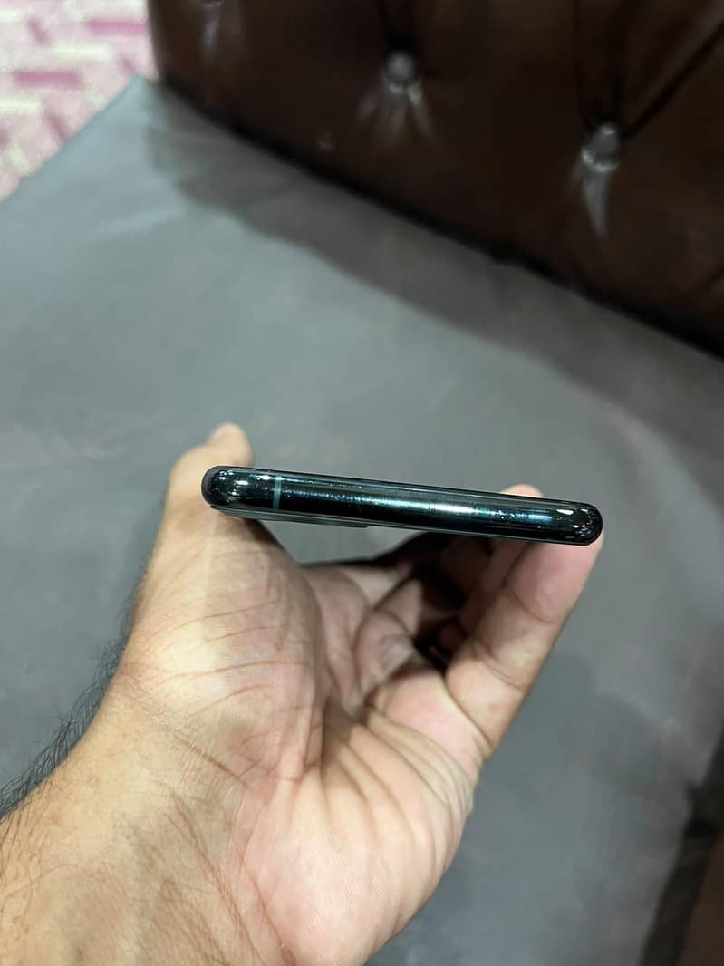 Apple iPhone 11 Pro Max 4