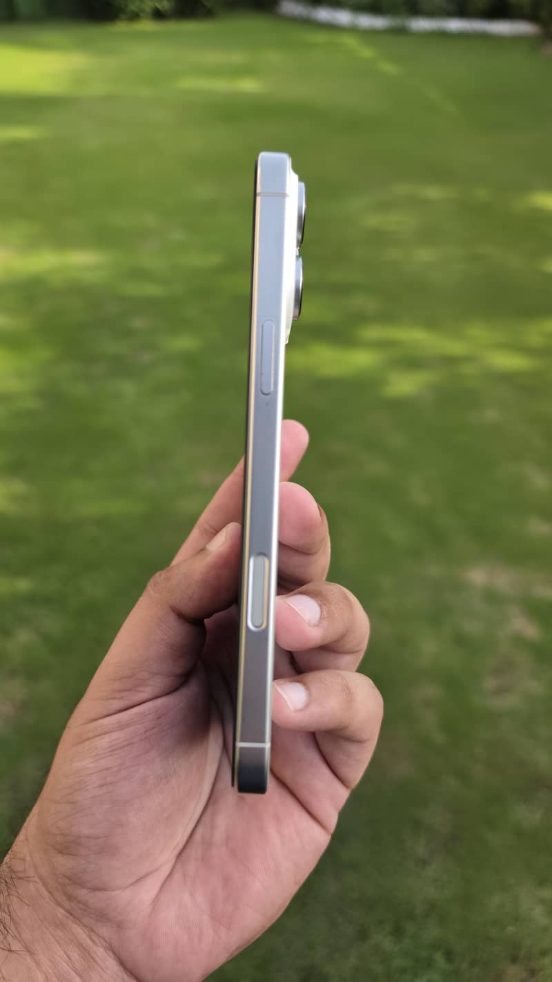 Apple iPhone 16 Pro Max 1