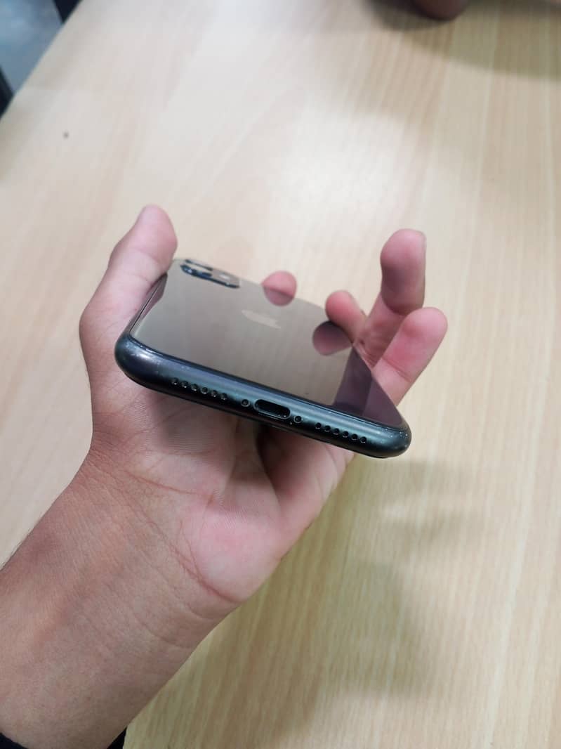 Apple iPhone 11 4