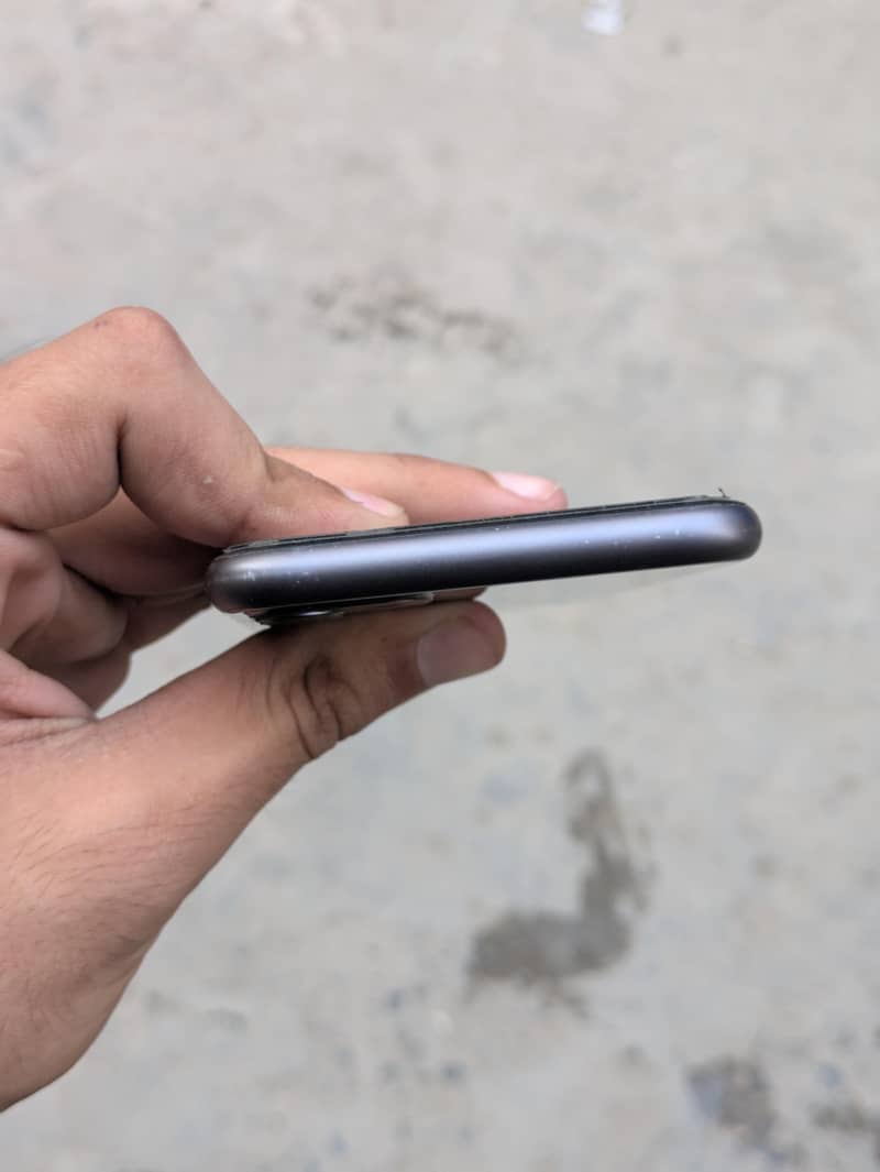 Apple iPhone 11 4