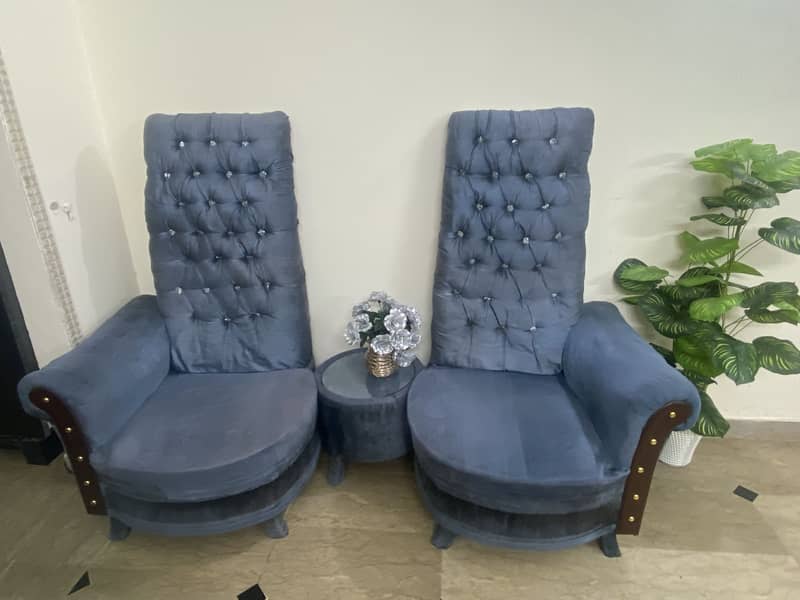 High back Chairs with round table 0