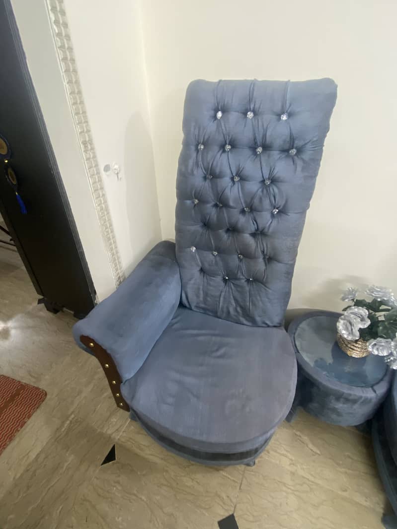 High back Chairs with round table 3