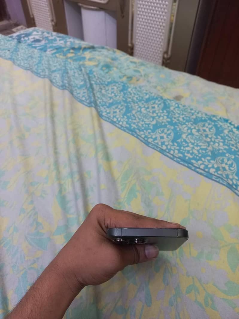 Apple iPhone 13 Pro Max 4