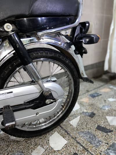 “Honda CD 70 – Classic Black & Red” 
