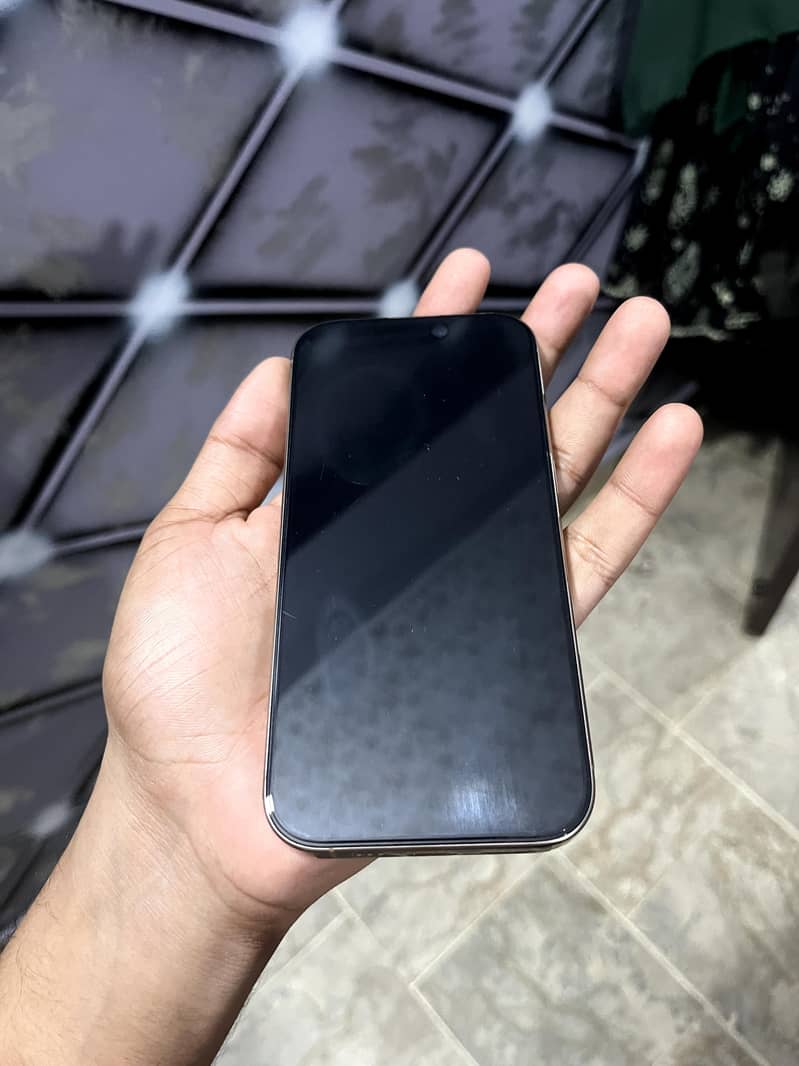 Apple iPhone 16 Pro 1