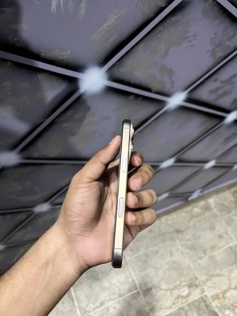 Apple iPhone 16 Pro 2