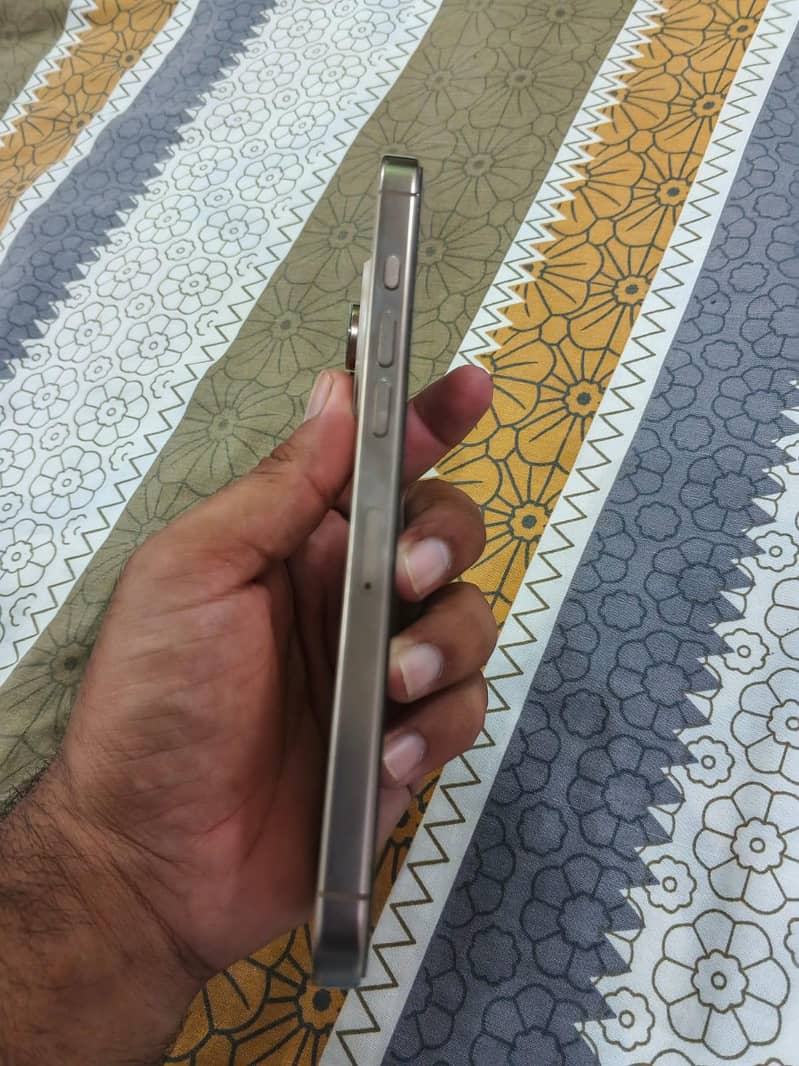 Apple iPhone 16 Pro Max 3