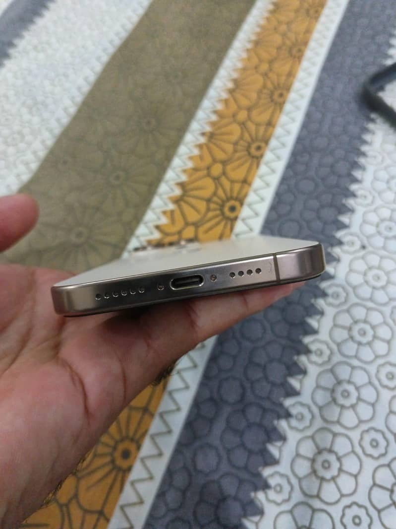 Apple iPhone 16 Pro Max 4