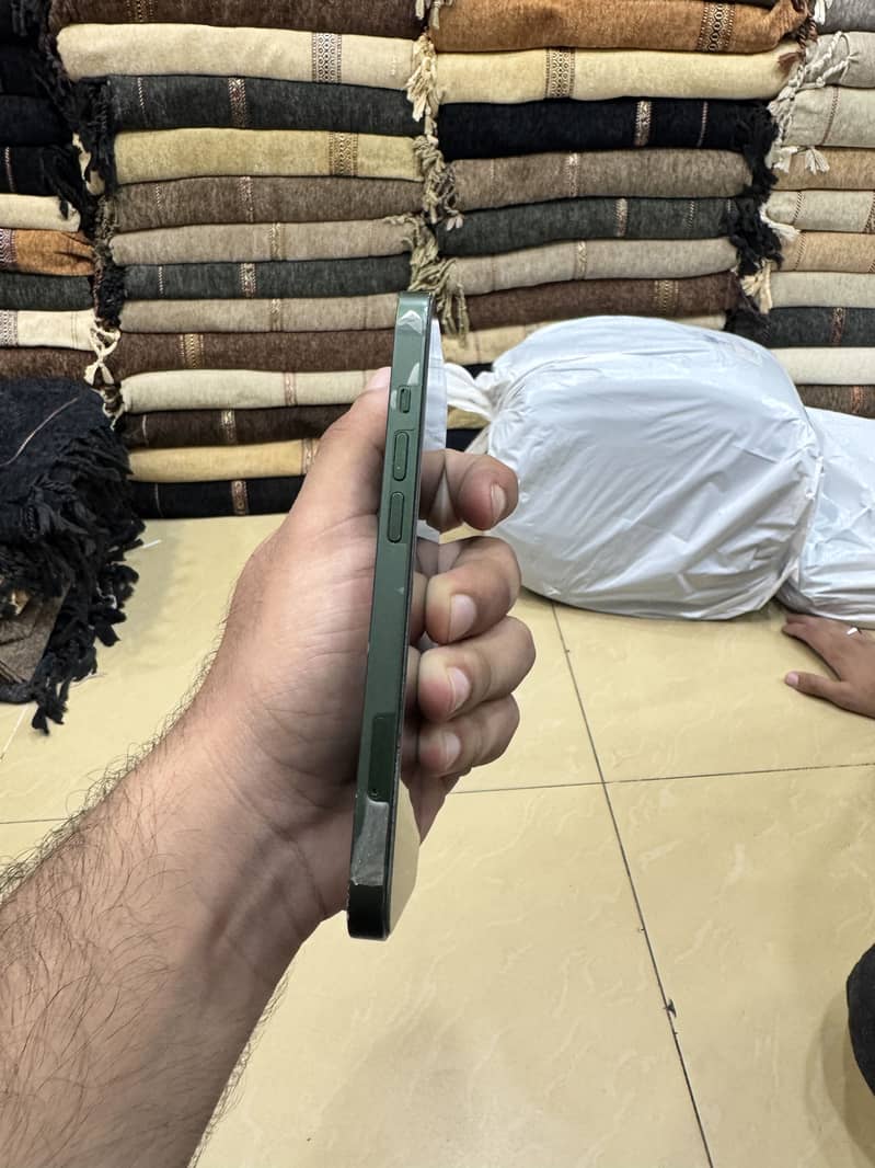 Apple iPhone 13 0