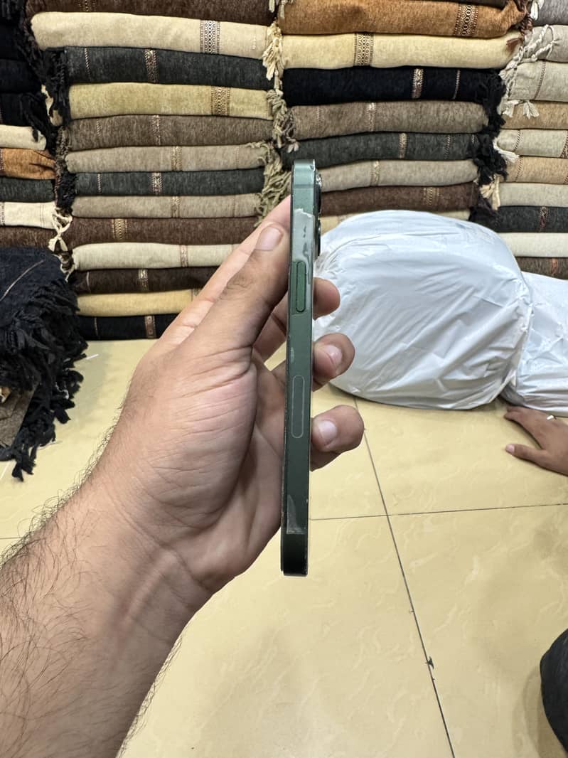 Apple iPhone 13 5