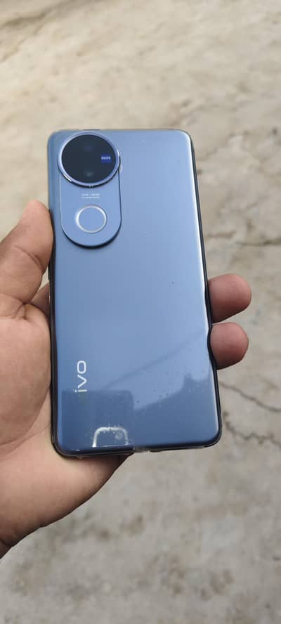 Vivo V50