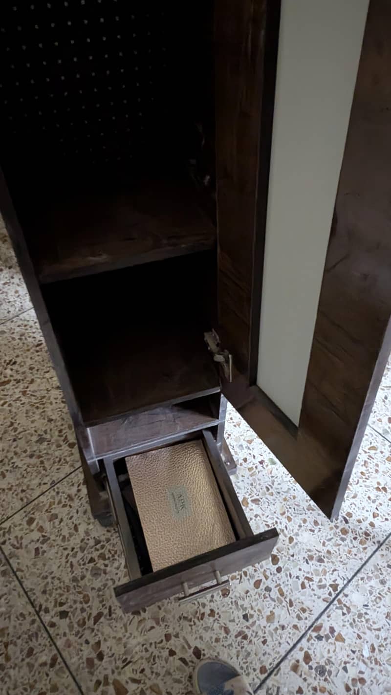 Dressing Table with Racks 3