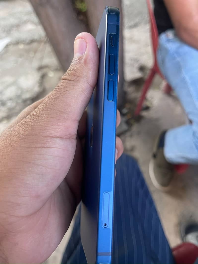 Apple iPhone 12 4