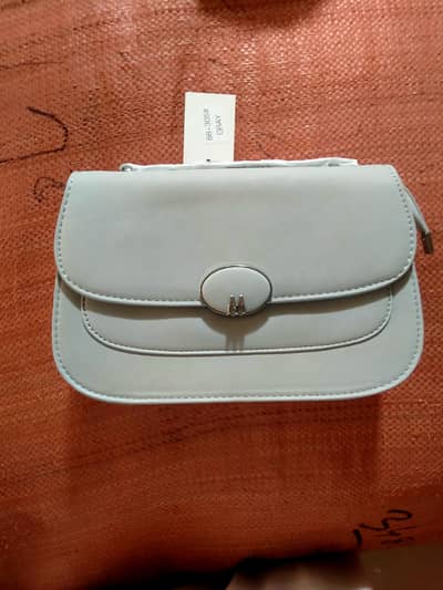 BRAND NEW LIGHT GREY HAND / SLING BAG FOR SALE