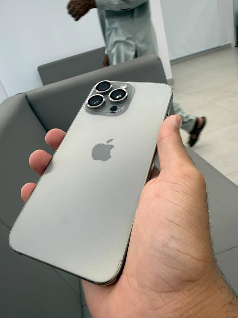 Apple iPhone 15 Pro Max 0