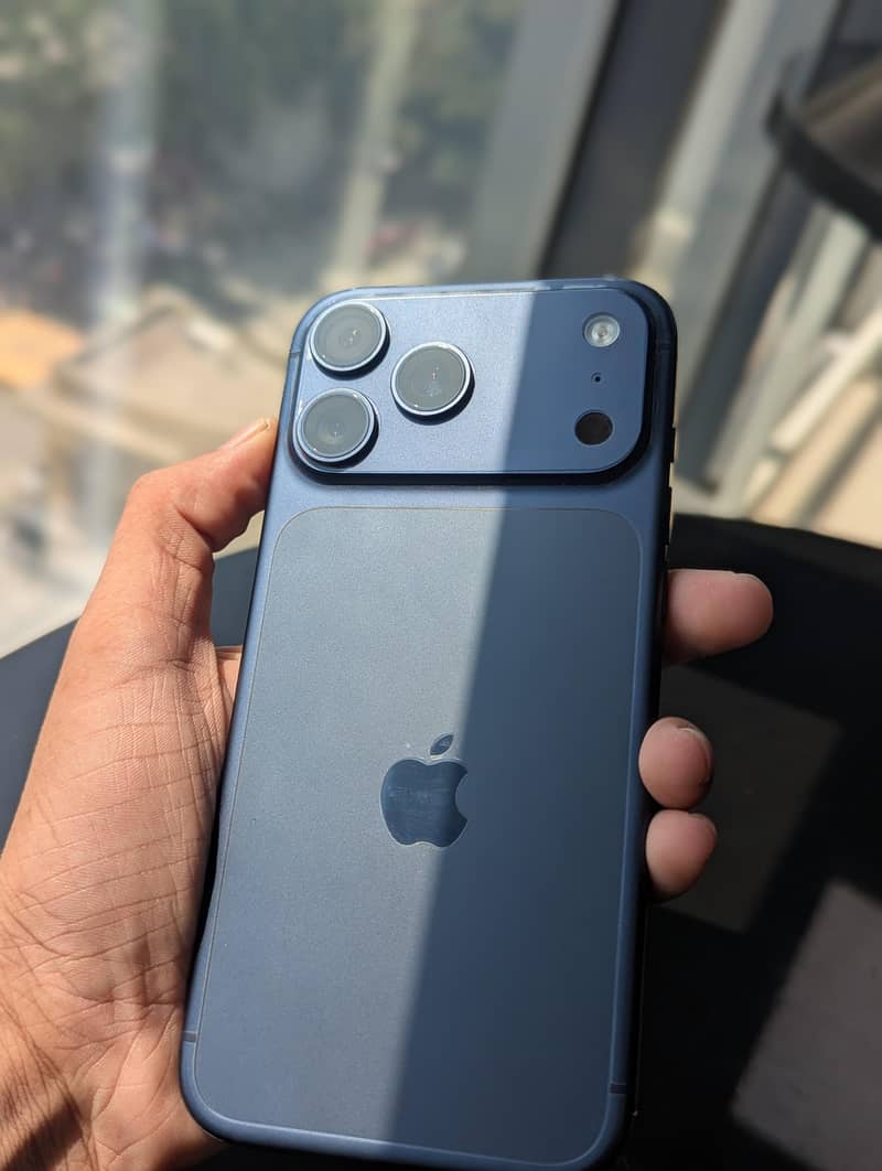 Apple iPhone 17 Pro Max 4