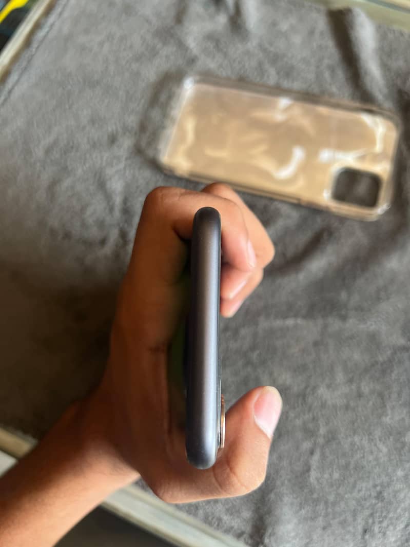 Apple iPhone 11 3