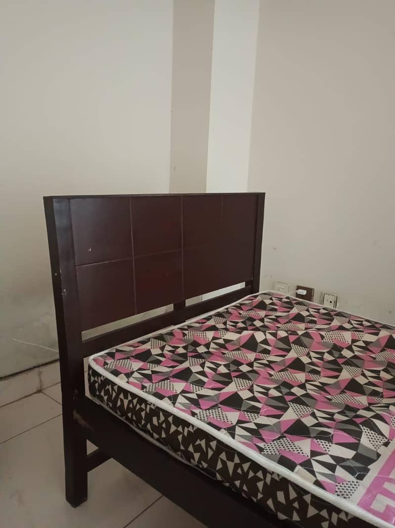 Single Bed with metrees 0
