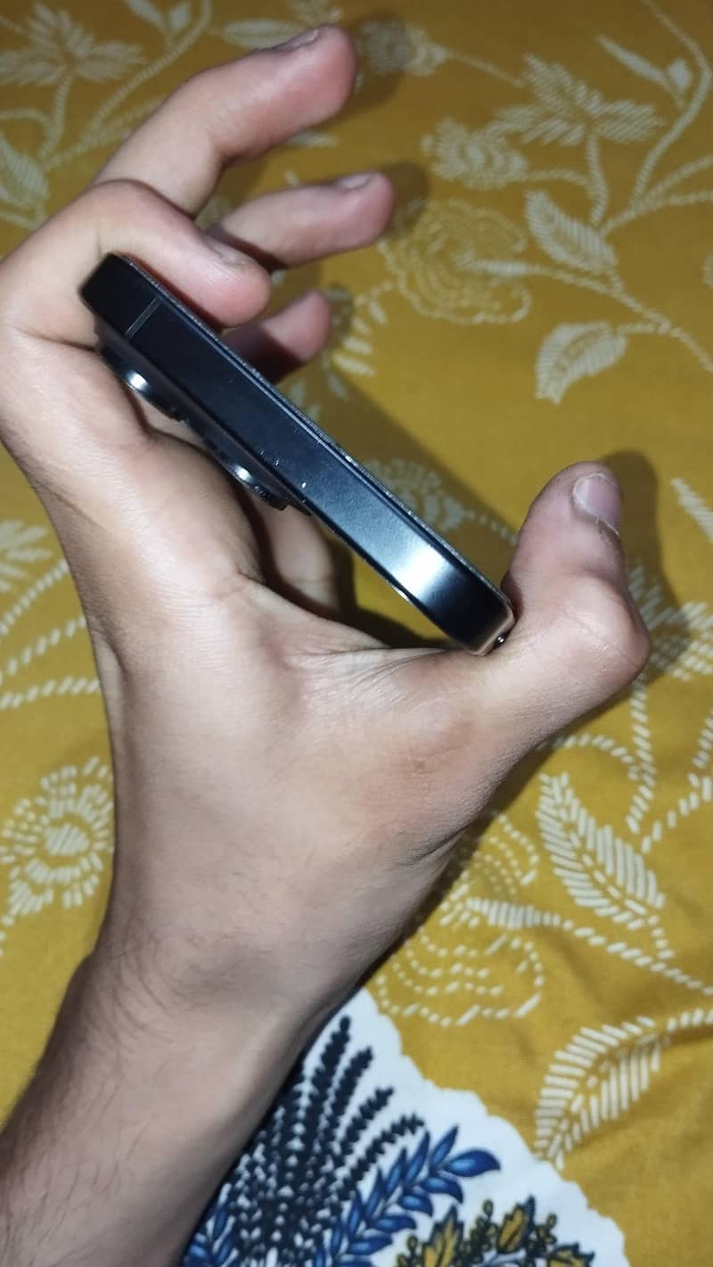 Apple iPhone 16 Pro Max 4