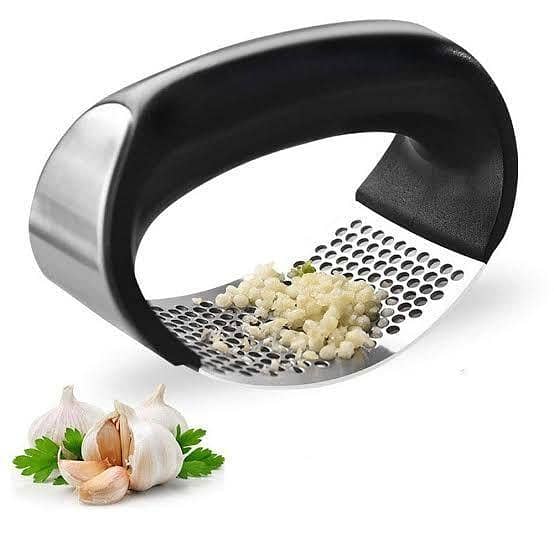 1 Piece Stainless Steel Curved Garlic Press and Masher for Garlic and Ginger in the Kitchen