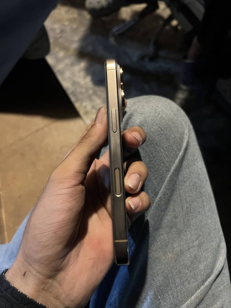 Apple iPhone 16 Pro 3