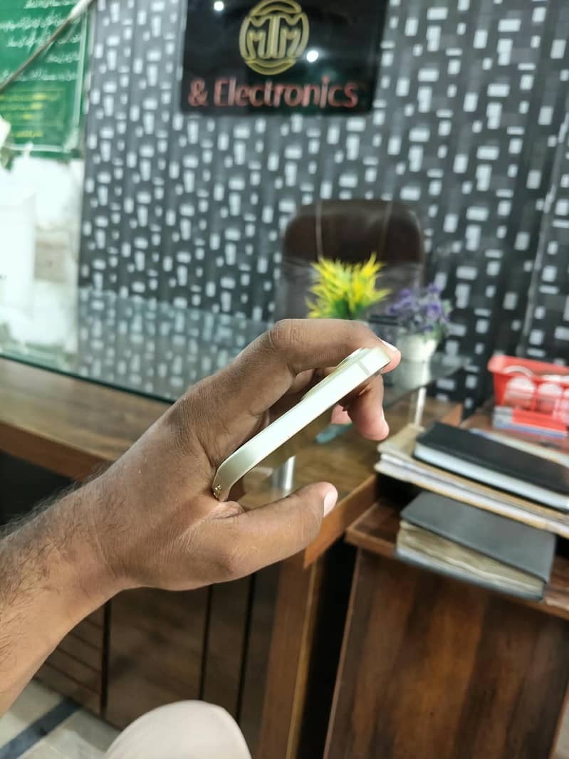 Apple iPhone 15 plus 2
