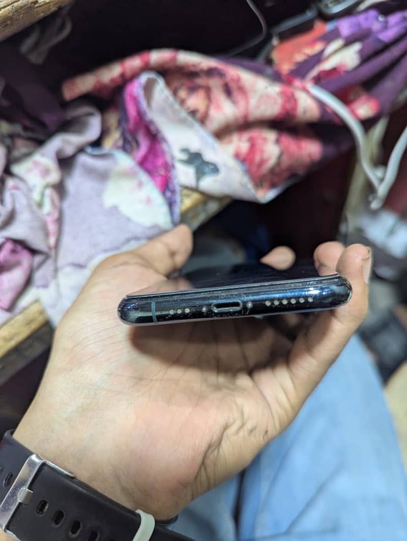 Apple iPhone 11 Pro 4