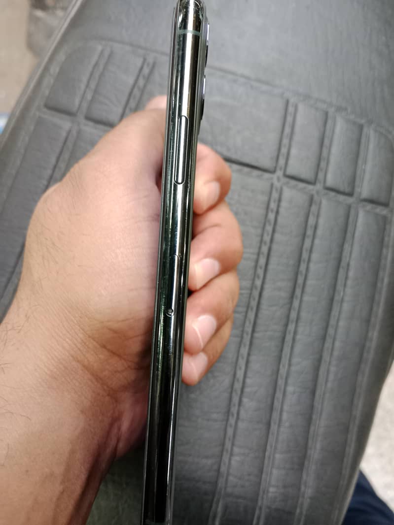 Apple iPhone 11 Pro Max 2