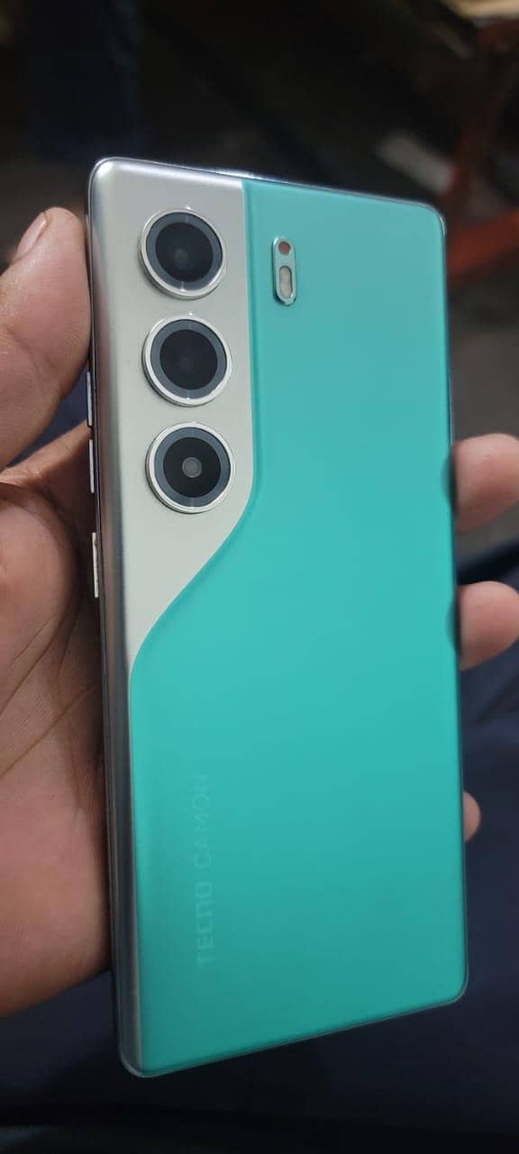 Tecno CAMON 40 Pro 1