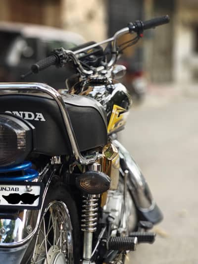 CG  HONDA  125cc  SPECIAL (GOLD) EDITION . . .