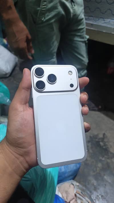 Apple iPhone XR   17 